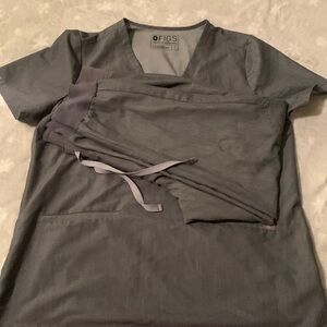 Figs Set Gray L top MP bottoms